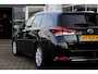 Toyota Auris Touring Sports 1.8 Hybrid Lease pro*NL-Auto*Perfect dealer Onderh.*Pano/Afneemb.Trekhaak/Half Leder/Stoelverw./Camera/Rijstrooksens./Parkeersens.V+A/16 inch LM*