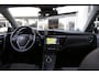 Toyota Auris Touring Sports 1.8 Hybrid Lease pro*NL-Auto*Perfect dealer Onderh.*Pano/Afneemb.Trekhaak/Half Leder/Stoelverw./Camera/Rijstrooksens./Parkeersens.V+A/16 inch LM*