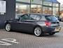 BMW 1-Serie 118i Upgrade Edition/2E EIG/6-BAK/NAVI/CAMERA/NL-AUTO NAP!!