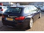 BMW 5-Serie Touring 528xi High Executive Camera, Stoelverwarming, Achterbank verwarmbaar, Navigatie, Cruise control, Lederen interieur, Trekhaak