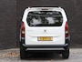 Peugeot Rifter Allure 110pk | Navigatie | Achteruitrijcamera | Airco | Cruise Control | Armsteun | Apple Carplay / Android Auto | DAB+ radio | Bluetooth | Automatisch dimlicht | Regensensor | All seasonbanden | Donker getint glas | 2x Schuifdeur | 16" lichtmetalen velgen |