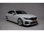 BMW 3-Serie 330e M-SPORT / SOH 93% / UNIEK / CARPLAY / SCHUIFDAK / DEALER-ONDERHOUDEN / 20INCH / SFEERVERLICHTING