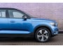 Volvo XC40 Recharge P8 AWD R-Design | Google | Adaptieve Cruise Control | Schuif-/Kanteldak | 360 Camera | Harman Kardon Audio | Zitverlenging | Elek. Achterklep | Dodehoekdetectie | Stoel-/Stuurverwarming | Park Assist | Apple Carplay | 19" LM