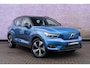 Volvo XC40 Recharge P8 AWD R-Design | Google | Adaptieve Cruise Control | Schuif-/Kanteldak | 360 Camera | Harman Kardon Audio | Zitverlenging | Elek. Achterklep | Dodehoekdetectie | Stoel-/Stuurverwarming | Park Assist | Apple Carplay | 19" LM