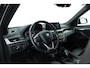 BMW X1 sDrive20i High Executive | S/K-dak | trekgewicht 1800KG | Afn. Trekhaak | Leder | Camera | Nav+Carplay | HUD | Cruise | Elek. Klep | 19''