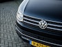 Volkswagen Transporter 2.0 204PK TDI L2H1 DC Highline | 1e Eigenaar | Trekhaak | Leder | 2 Schuifdeuren | Origineel NL | Comfort Stoelen | LED Koplampen Stoelverwarming | Climate Control | Adaptieve Cruise Control | Nieuw Beklede Laadruimte | Lichtmetalen Velgen |