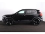 Volvo XC40 B3 Plus Black Edition - Panorama/schuifdak - IntelliSafe Assist & Surround - 360º Camera - Harman/Kardon audio - Verwarmde voorstoelen & stuur - Parkeersensoren voor & achter - Elektr. bedienb. voorstoelen met geheugen links - Draadloze tel. lader - Extra getint glas - 20' LMV
