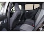 Volvo XC40 B3 Plus Black Edition - Panorama/schuifdak - IntelliSafe Assist & Surround - 360º Camera - Harman/Kardon audio - Verwarmde voorstoelen & stuur - Parkeersensoren voor & achter - Elektr. bedienb. voorstoelen met geheugen links - Draadloze tel. lader - Extra getint glas - 20' LMV