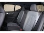 Volvo XC40 B3 Plus Black Edition - Panorama/schuifdak - IntelliSafe Assist & Surround - 360º Camera - Harman/Kardon audio - Verwarmde voorstoelen & stuur - Parkeersensoren voor & achter - Elektr. bedienb. voorstoelen met geheugen links - Draadloze tel. lader - Extra getint glas - 20' LMV