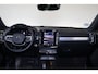 Volvo XC40 B3 Plus Black Edition - Panorama/schuifdak - IntelliSafe Assist & Surround - 360º Camera - Harman/Kardon audio - Verwarmde voorstoelen & stuur - Parkeersensoren voor & achter - Elektr. bedienb. voorstoelen met geheugen links - Draadloze tel. lader - Extra getint glas - Elektr. inklapbare trekhaak - 20' LMV