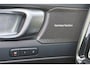 Volvo XC40 B3 Plus Black Edition - Panorama/schuifdak - IntelliSafe Assist & Surround - 360º Camera - Harman/Kardon audio - Verwarmde voorstoelen & stuur - Parkeersensoren voor & achter - Elektr. bedienb. voorstoelen met geheugen links - Draadloze tel. lader - Extra getint glas - Elektr. inklapbare trekhaak - 20' LMV