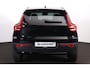 Volvo XC40 B3 Plus Black Edition - Panorama/schuifdak - IntelliSafe Assist & Surround - 360º Camera - Harman/Kardon audio - Verwarmde voorstoelen & stuur - Parkeersensoren voor & achter - Elektr. bedienb. voorstoelen met geheugen links - Draadloze tel. lader - Extra getint glas - Elektr. inklapbare trekhaak - 20' LMV