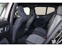 Volvo XC40 B3 Plus Black Edition - Panorama/schuifdak - IntelliSafe Assist & Surround - 360º Camera - Harman/Kardon audio - Verwarmde voorstoelen & stuur - Parkeersensoren voor & achter - Elektr. bedienb. voorstoelen met geheugen links - Draadloze tel. lader - Extra getint glas - Elektr. inklapbare trekhaak - 20' LMV