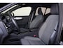 Volvo XC40 B3 Plus Black Edition - Panorama/schuifdak - IntelliSafe Assist & Surround - 360º Camera - Harman/Kardon audio - Verwarmde voorstoelen & stuur - Parkeersensoren voor & achter - Elektr. bedienb. voorstoelen met geheugen links - Draadloze tel. lader - Extra getint glas - 20' LMV
