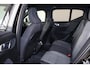 Volvo XC40 B3 Plus Black Edition - Panorama/schuifdak - IntelliSafe Assist & Surround - 360º Camera - Harman/Kardon audio - Verwarmde voorstoelen & stuur - Parkeersensoren voor & achter - Elektr. bedienb. voorstoelen met geheugen links - Draadloze tel. lader - Extra getint glas - 20' LMV