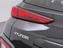 Hyundai Kona Electric ** Gereserveerd** EV 64kWh 204pk SOH 100% Premium Leer Warmtepomp Head-Up Display Apple Carplay Android Navi Camera Elektr.Stoelen+Leer+Verwarmd+Gekoeld Adaptive Cruise/Stop&Go Zelfsturend Multimedia Forward-Collision-Avoidance-Assist (FCA)Led Keyless DAB+ Keyless Pdc Subwoofer Bluetooth Dodehoek detector Privacy Glas Rijstrooksensor Orgin.NLse auto € 45.000 nieuw 1e eigenaar Volledig Dealer Onderhouden! laatste beurt 131.000km