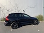 Volvo XC60 T6 Plug-in Hybrid AWD Plus Black Edition | Adaptieve Cruise Control | Trekhaak | Panoramadak | 360° Parkeercamera | Harman Kardon Audio | Stoel-/Stuur-/Voorruitverwarming | Dodehoek Detectie | Elektrische Verstelbare Stoelen + Geheugen |