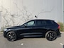 Volvo XC60 T6 Plug-in Hybrid AWD Plus Black Edition | Adaptieve Cruise Control | Trekhaak | Panoramadak | 360° Parkeercamera | Harman Kardon Audio | Stoel-/Stuur-/Voorruitverwarming | Dodehoek Detectie | Elektrische Verstelbare Stoelen + Geheugen |