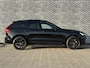 Volvo XC60 2.0 T8 Plug-in hybrid AWD Plus Black Edition | Adaptieve Cruise Control | Panoramadak | Stoel-/Stuur-/Voorruitverwarming | Dodehoek Detectie | 360° Parkeercamera | Harman Kardon Audio |