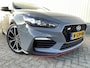 Hyundai i30 Fastback 2.0 T-GDI N2 / Dealer onderhouden / Alcantara interieur / Elektrisch verstelbare stoelen + memory / LMV / Keyless entry / Navigatie / Camera / Telefoon.