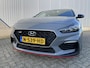 Hyundai i30 Fastback 2.0 T-GDI N2 / Dealer onderhouden / Alcantara interieur / Elektrisch verstelbare stoelen + memory / LMV / Keyless entry / Navigatie / Camera / Telefoon.