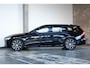 Volvo V60 T6 Plug-in hybrid AWD Plus Dark | Stoelverwarming | 360° parkeercamera | Stoelverwarming | Semi-Electrische wegklapbare trekhaak | Parkeersensoren voor + achter | Google infotainment | Nappa Lederenbekleding