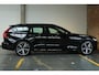 Volvo V60 T6 Plug-in hybrid AWD Plus Dark | Stoelverwarming | 360° parkeercamera | Stoelverwarming | Semi-Electrische wegklapbare trekhaak | Parkeersensoren voor + achter | Google infotainment | Nappa Lederenbekleding