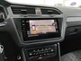 Volkswagen Tiguan 1.5 TSI R-Line Automaat | Panoramadak | Black style | LED verlichting | Half leer | Cruise control adaptief | Climate control | Navigatiesysteem pro | Parkeersensoren voor en achter | Achteruitrijcamera