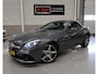 Mercedes-Benz SLC 200 AMG Leer Nekverwarming Panoramadak Navigatie Camera Ambiente verlichting 18 inch 1e Eigenaar Dealer onderhouden Seleniet grijs Automaat Flippers Boekjes aanwezig Zeer nette staat