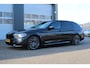 BMW 5-Serie Touring 520i High Executive M-Sport HeadUp/Camera/Panodak/Stoel&Stuurverwarming/Virtual/PDC/LederMemory/Navi/LED/20"LM