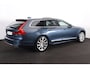 Volvo V90 T8 AWD Inscription - Luchtvering - Panoramisch schuif-/kanteldak - Intellisafe Assist/Surround - Head-up Display - Harman Kardon Audio - Nappaleder - Massagefunctie - Verwarmbare voorstoelen - Stoelventilatie - Getint glas - Trekhaak semi elektrisch inklapbaar - 20' LMV