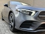Mercedes-Benz A-klasse 250 e AMG Line 218pk | Adaptieve cruise | Sfeerverlichting | Trekhaak | Apple CarPlay | Stoelverwarming | Navigatie | Lane assist | Dodehoek assistent | Half leder | Camera | LED | DAB | Keyless | Volledig dealeronderhouden!