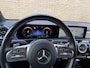 Mercedes-Benz A-klasse 250 e AMG Line 218pk | Adaptieve cruise | Sfeerverlichting | Trekhaak | Apple CarPlay | Stoelverwarming | Navigatie | Lane assist | Dodehoek assistent | Half leder | Camera | LED | DAB | Keyless | Volledig dealeronderhouden!