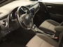 Toyota Auris 1.8 Hybrid Dynamic - ORIGINEEL NEDERLANDSE AUTO - 13 POLIGE VASTE TREKHAAK - TREKGEWICHT 385 KG - NAVIGATIE - VOLLEDIGE ONDERHOUDSHISTORIE AANWEZIG - CONTINENTAL 4 SEIZOENENBANDEN - LICHT/ REGENSENSOR - DAB AUDIO - AUTO VERKEERT IN EEN FRAAIE STAAT