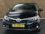 Toyota Auris 1.8 Hybrid Dynamic - ORIGINEEL NEDERLANDSE AUTO - 13 POLIGE VASTE TREKHAAK - TREKGEWICHT 385 KG - NAVIGATIE - VOLLEDIGE ONDERHOUDSHISTORIE AANWEZIG - CONTINENTAL 4 SEIZOENENBANDEN - LICHT/ REGENSENSOR - DAB AUDIO - AUTO VERKEERT IN EEN FRAAIE STAAT