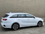 Kia Ceed Sportswagon 1.6 GDI PHEV DynamicLine | Facelift | 34.000km! | Navigatie | Camera | Cruise control | Lane assist | Apple CarPlay | Stoel&stuurverwarming | Climate control | LED | DAB | Keyless | Volledig dealeronderhouden!
