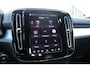 Volvo XC40 B4 Plus Dark | Adaptive Cruise & Pilot Assist | Semi elektrische trekhaak | Verwarmbare voorstoelen | Verwarmbaar stuurwiel | Premium audio by Harman Kardon | 19" Velgen |