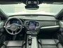 Volvo XC90 T8 Recharge AWD Ultimate Dark - Luchtvering - Panorama/schuifdak - IntelliSafe Assist & Surround - 360º Camera - Bowers & Wilkins audio - Adaptieve LED koplampen - Verwarmde voorstoelen, stuur & achterbank - Parkeersensoren voor & achter - Elektr. bedienb. voorstoelen met geheugen - Head up display - Draadloze tel. lader - Elektr. inklapbare trekhaak - 22' LMV