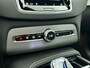 Volvo XC90 T8 Recharge AWD Ultimate Dark - Luchtvering - Panorama/schuifdak - IntelliSafe Assist & Surround - 360º Camera - Bowers & Wilkins audio - Adaptieve LED koplampen - Verwarmde voorstoelen, stuur & achterbank - Parkeersensoren voor & achter - Elektr. bedienb. voorstoelen met geheugen - Head up display - Draadloze tel. lader - Elektr. inklapbare trekhaak - 22' LMV