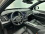 Volvo XC90 T8 Recharge AWD Ultimate Dark - Luchtvering - Panorama/schuifdak - IntelliSafe Assist & Surround - 360º Camera - Bowers & Wilkins audio - Adaptieve LED koplampen - Verwarmde voorstoelen, stuur & achterbank - Parkeersensoren voor & achter - Elektr. bedienb. voorstoelen met geheugen - Head up display - Draadloze tel. lader - Elektr. inklapbare trekhaak - 22' LMV