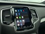 Volvo XC90 T8 Recharge AWD Ultimate Dark - Luchtvering - Panorama/schuifdak - IntelliSafe Assist & Surround - 360º Camera - Bowers & Wilkins audio - Adaptieve LED koplampen - Verwarmde voorstoelen, stuur & achterbank - Parkeersensoren voor & achter - Elektr. bedienb. voorstoelen met geheugen - Head up display - Draadloze tel. lader - Elektr. inklapbare trekhaak - 22' LMV
