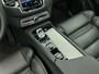 Volvo XC90 T8 Recharge AWD Ultimate Dark - Luchtvering - Panorama/schuifdak - IntelliSafe Assist & Surround - 360º Camera - Bowers & Wilkins audio - Adaptieve LED koplampen - Verwarmde voorstoelen, stuur & achterbank - Parkeersensoren voor & achter - Elektr. bedienb. voorstoelen met geheugen - Head up display - Draadloze tel. lader - Elektr. inklapbare trekhaak - 22' LMV