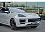 Porsche Cayenne 3.0 S E-Hybrid SportDesign 520pk Krijt Pano SoftClose Trekhaak Head-up InnoDrive Keyless 360-camera Bose