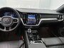 Volvo V60 T6 Recharge AWD Plus Dark - IntelliSafe Assist & Surround - 360º Camera - Harman/Kardon audio - Verwarmde voorstoelen, stuur & achterbank - Parkeersensoren voor & achter - Elektr. bedienb. voorstoelen met geheugen - Elektr. inklapbare trekhaak - 18' LMV