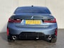 BMW 3-Serie 330e M Sport / RIJKLAAR / Fabrieksgarantie tot 11-2027 / Harman Kardon Premium Audio / Elektrische Trekhaak / Schuif- en Kantel Dak / Stoel & Stuurverwarming / Akoestisch Glas / Adaptieve Cruise Control / Leder Bekleding / Dealer Onderhouden / Apple Carplay & Android Auto / EAER 99 km /