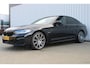 BMW 5-Serie 545e xDrive M-sport black edition | Incl. 12 maanden garantie Assisted driving | Head-up display | 6 cilinder! | Apple carplay/Android auto | Stoelverwarming | Parkeercamera | Harman/Kardon |