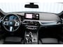 BMW 5-Serie 545e xDrive M-sport black edition | Incl. 12 maanden garantie Assisted driving | Head-up display | 6 cilinder! | Apple carplay/Android auto | Stoelverwarming | Parkeercamera | Harman/Kardon |