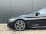 BMW 5-Serie 530e Business Edition Plus | Panoramadak | M-Sport | Laser LED | 20'' Velgen | Stoel en stuurwielverwarming | Sfeerverlichting | 360 Camera | Adaptieve Vering |