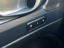 Volvo XC40 2.0 B4 197pk Plus Dark | Camera | Carplay | Premium Audio | Adaptive cruise control | Elektrische bestuurdersstoel met geheugen | Inklapbare spiegels | Dodehoek detectie | Elektrische achterklep | Draadloos laden | Stoelverwarming | Stuurverwarming