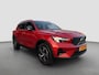 Volvo XC40 2.0 B4 197pk Plus Dark | Camera | Carplay | Premium Audio | Adaptive cruise control | Elektrische bestuurdersstoel met geheugen | Inklapbare spiegels | Dodehoek detectie | Elektrische achterklep | Draadloos laden | Stoelverwarming | Stuurverwarming